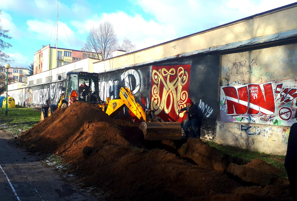 Nie odnaleziono grobów przy dawnym UB w Końskich [zdjęcia]