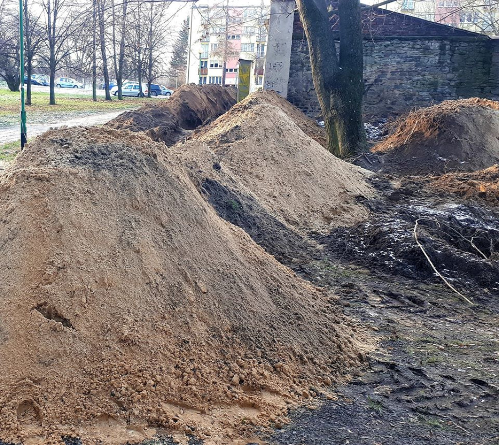 Nie odnaleziono grobów przy dawnym UB w Końskich [zdjęcia]