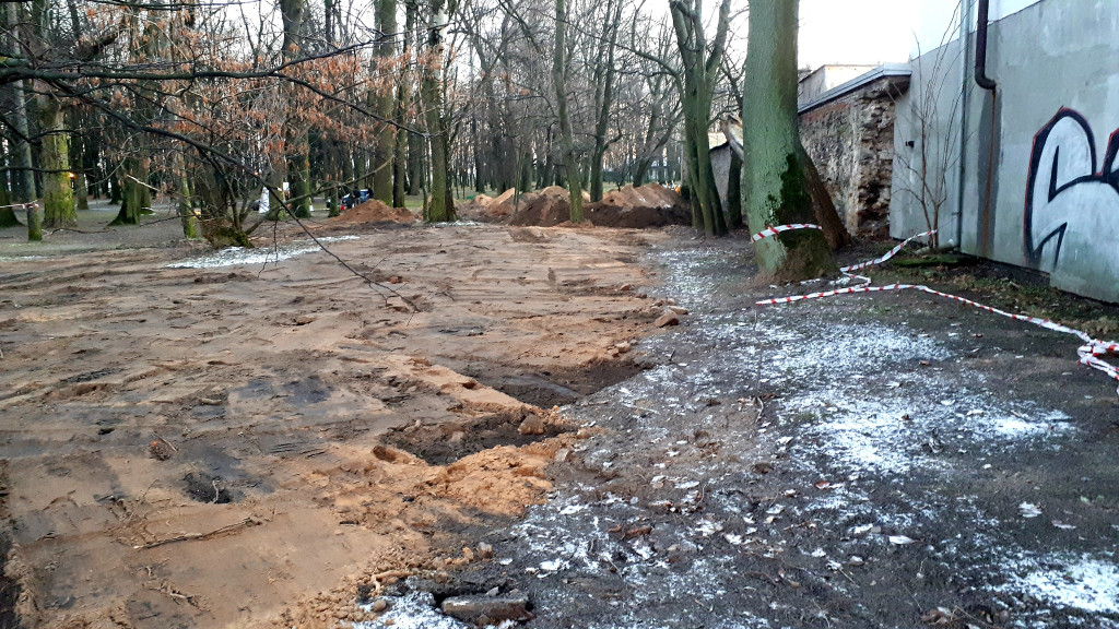 Nie odnaleziono grobów przy dawnym UB w Końskich [zdjęcia]