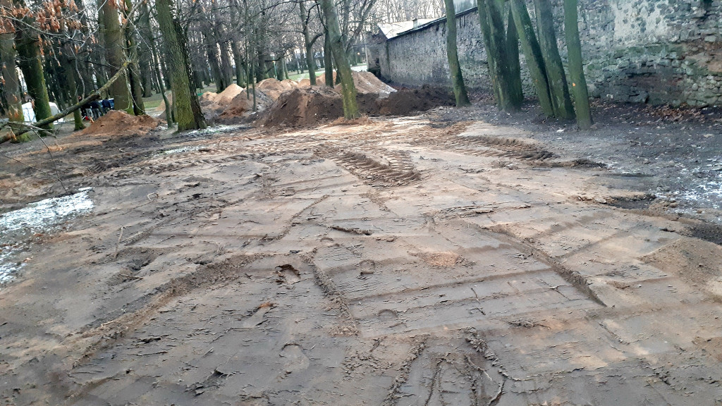 Nie odnaleziono grobów przy dawnym UB w Końskich [zdjęcia]