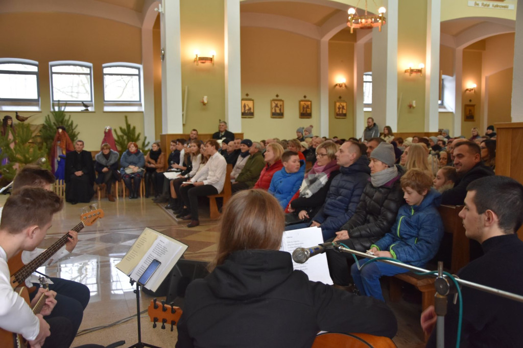 Wzruszający występ uczniów ZSP Stąporków na Orszaku Trzech Króli [zdjęcia]