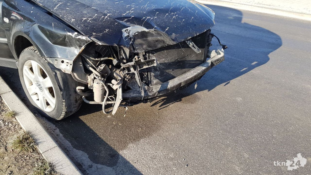Kolizja ciężarówki z volkswagenem w Końskich [wideo, zdjęcia]