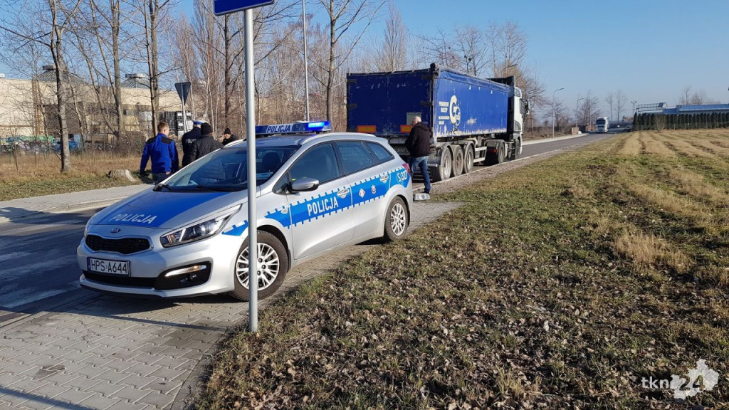 Kolizja ciężarówki z volkswagenem w Końskich [wideo, zdjęcia]