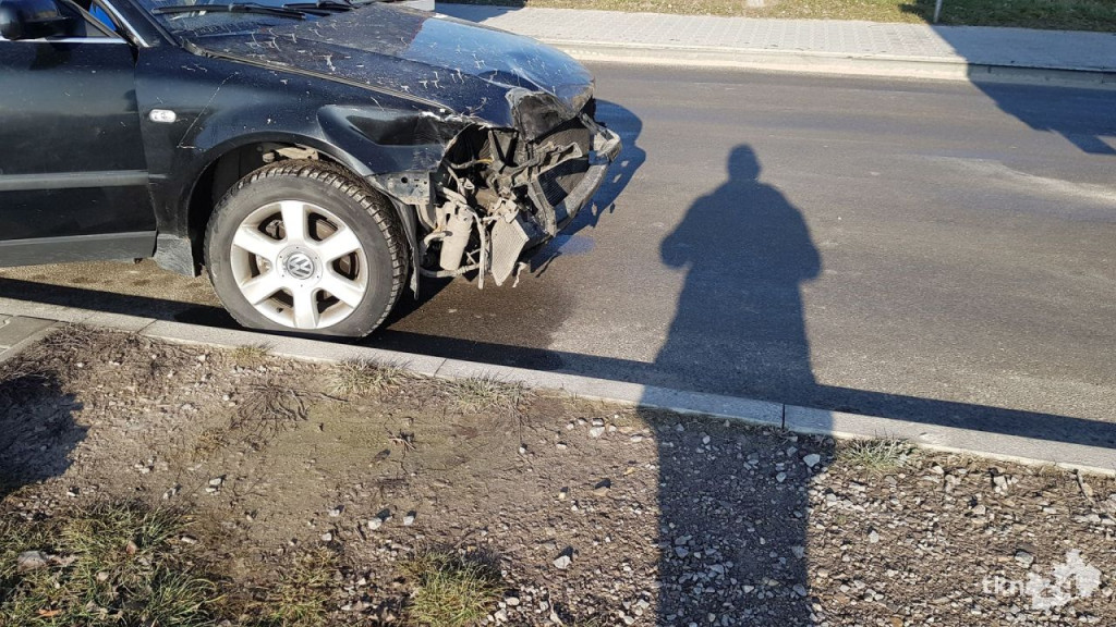 Kolizja ciężarówki z volkswagenem w Końskich [wideo, zdjęcia]
