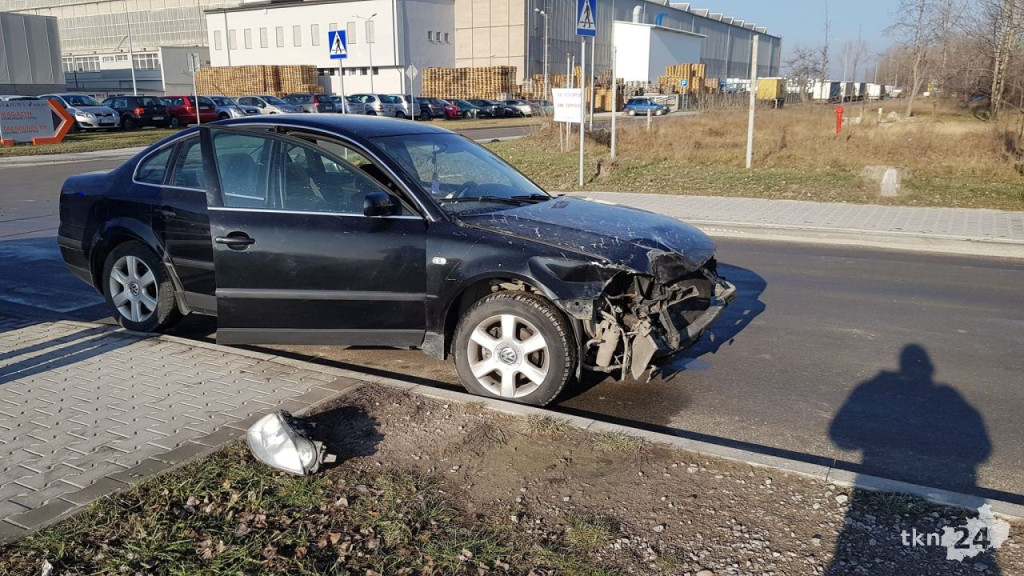 Kolizja ciężarówki z volkswagenem w Końskich [wideo, zdjęcia]