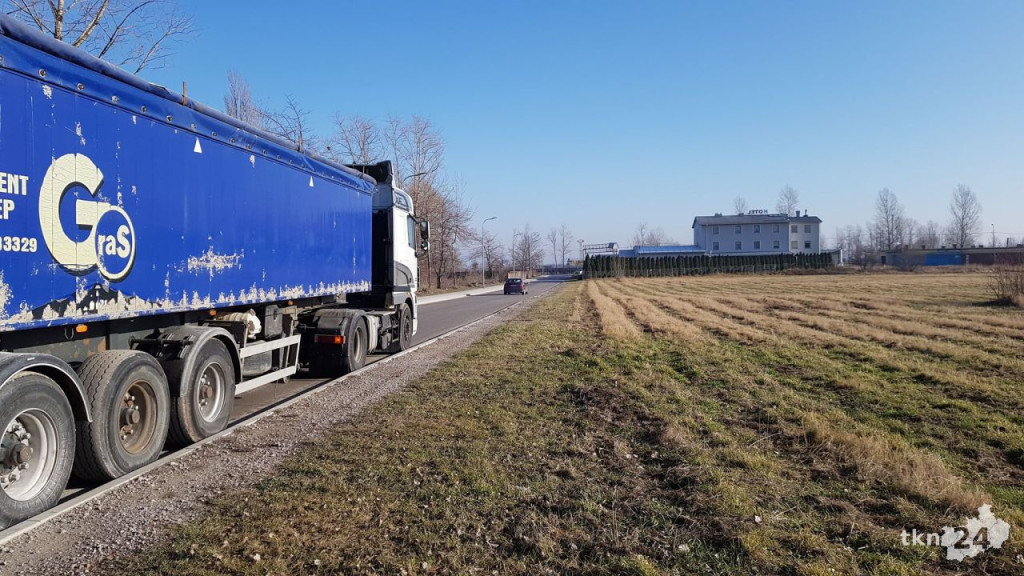Kolizja ciężarówki z volkswagenem w Końskich [wideo, zdjęcia]