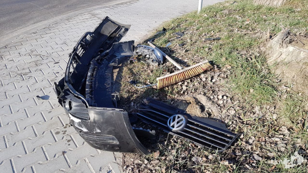 Kolizja ciężarówki z volkswagenem w Końskich [wideo, zdjęcia]