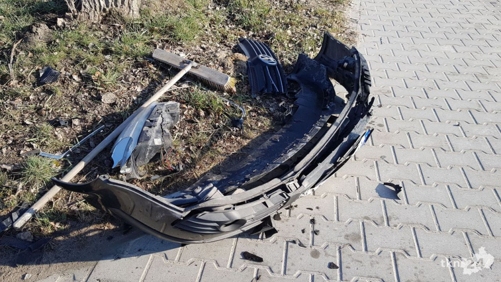 Kolizja ciężarówki z volkswagenem w Końskich [wideo, zdjęcia]