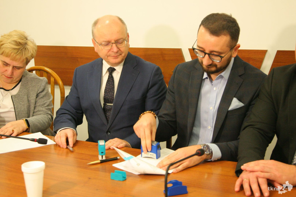 Podpisano umowę z wykonawcą instalacji fotowoltaicznych! [wideo, zdjęcia]