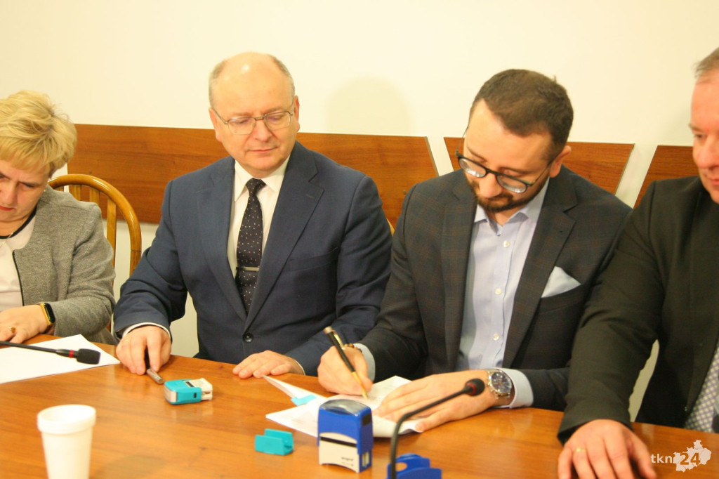 Podpisano umowę z wykonawcą instalacji fotowoltaicznych! [wideo, zdjęcia]