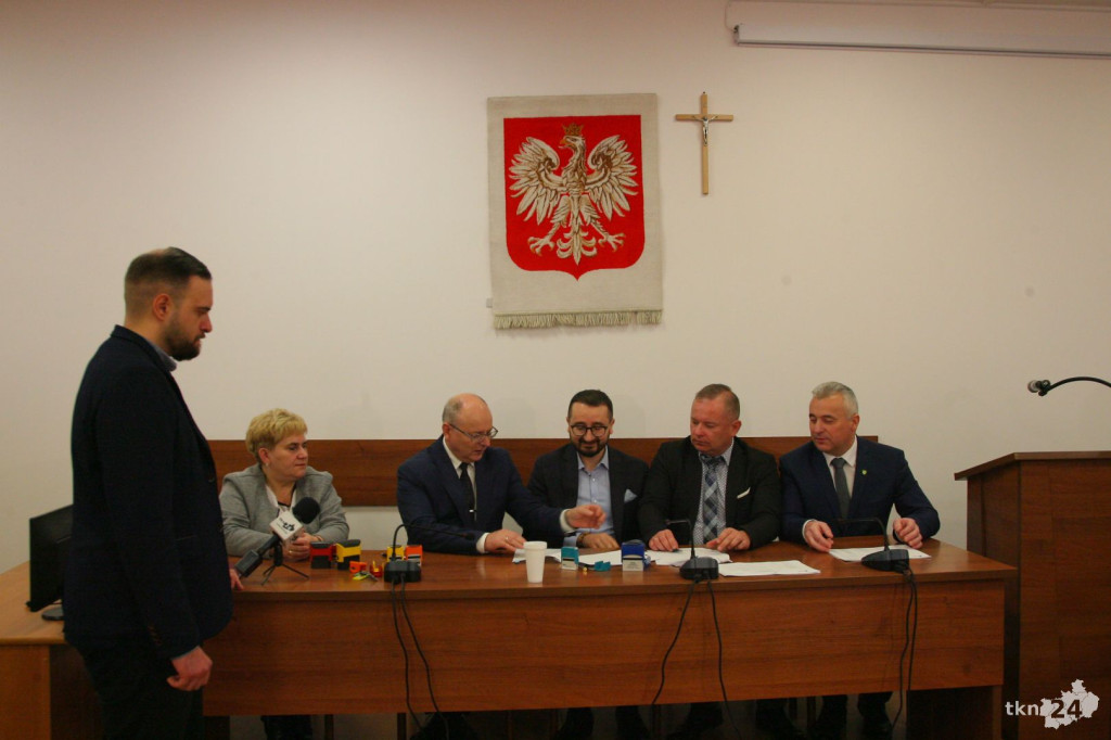 Podpisano umowę z wykonawcą instalacji fotowoltaicznych! [wideo, zdjęcia]