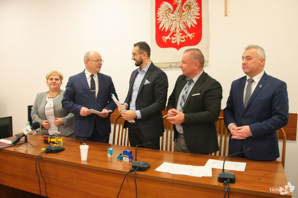 Podpisano umowę z wykonawcą instalacji fotowoltaicznych! [wideo, zdjęcia]