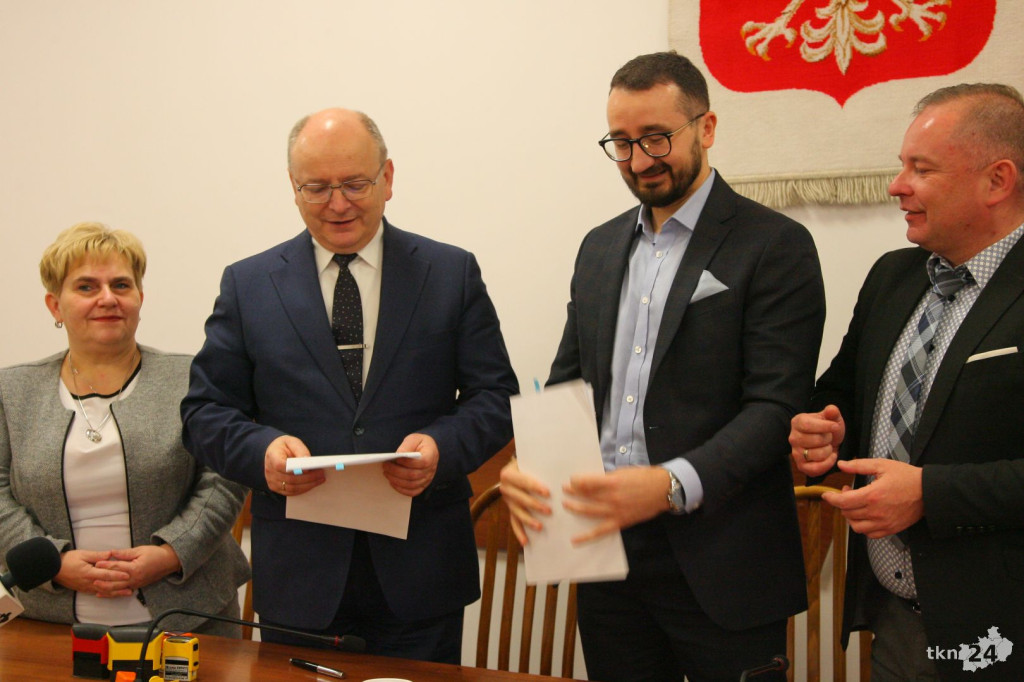 Podpisano umowę z wykonawcą instalacji fotowoltaicznych! [wideo, zdjęcia]