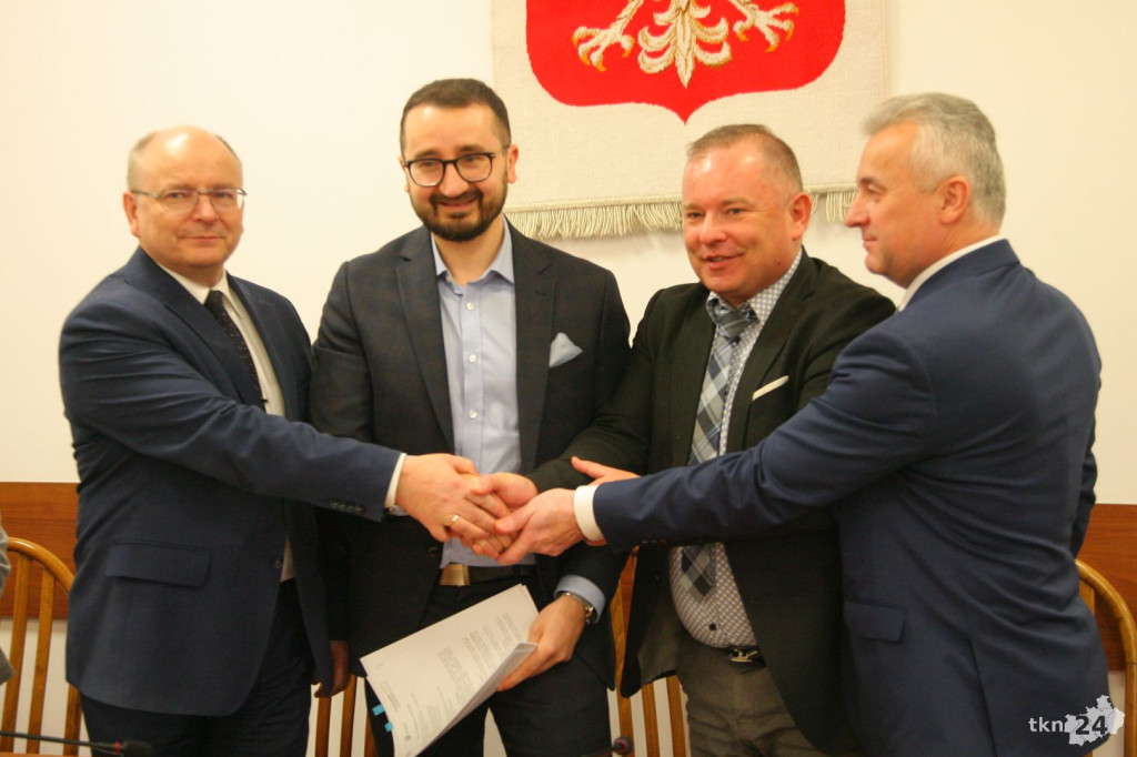 Podpisano umowę z wykonawcą instalacji fotowoltaicznych! [wideo, zdjęcia]