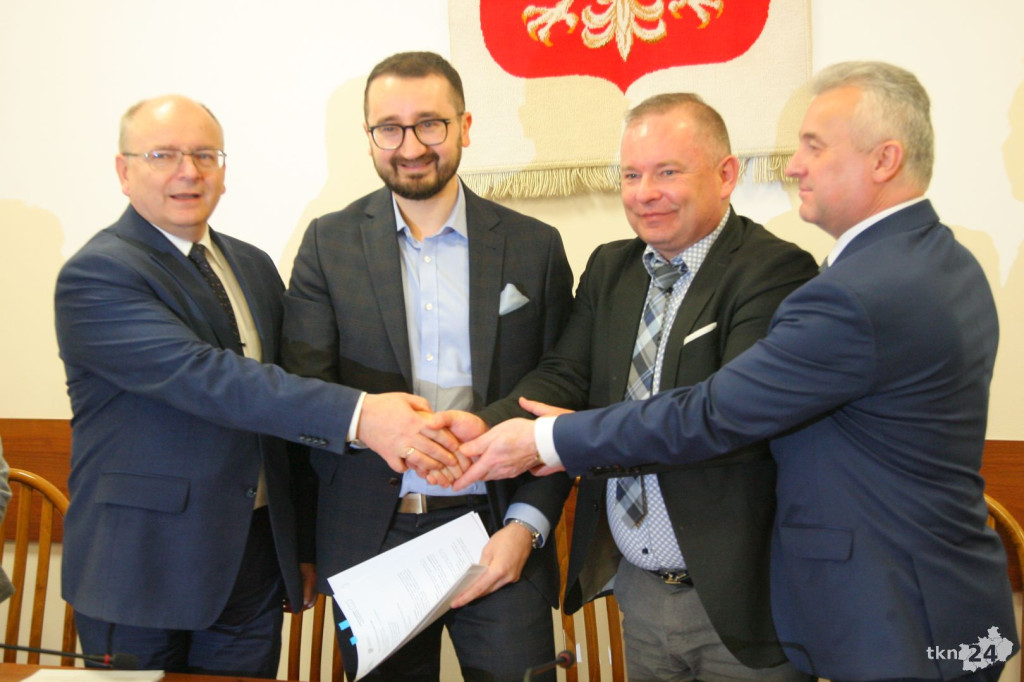 Podpisano umowę z wykonawcą instalacji fotowoltaicznych! [wideo, zdjęcia]