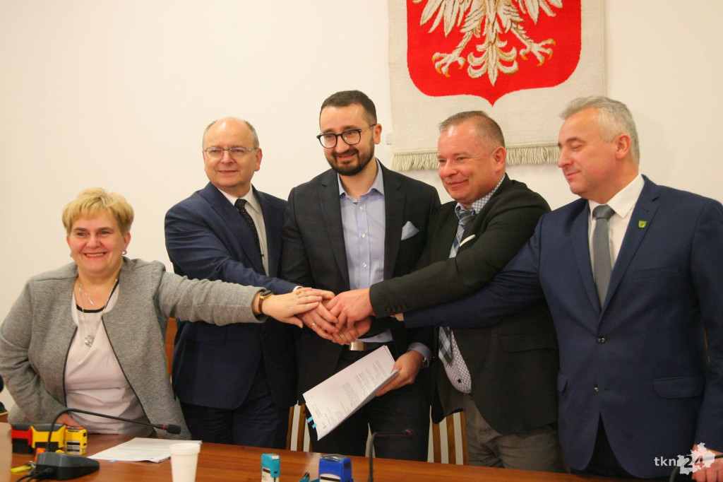 Podpisano umowę z wykonawcą instalacji fotowoltaicznych! [wideo, zdjęcia]
