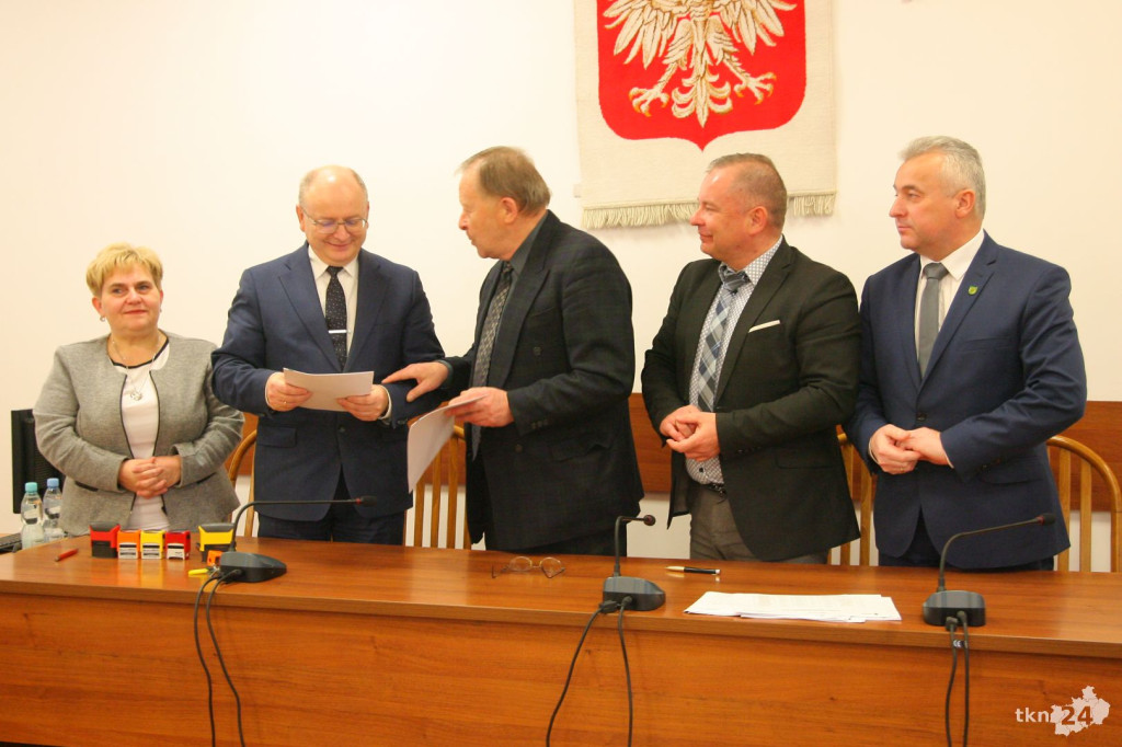 Podpisano umowę z wykonawcą instalacji fotowoltaicznych! [wideo, zdjęcia]