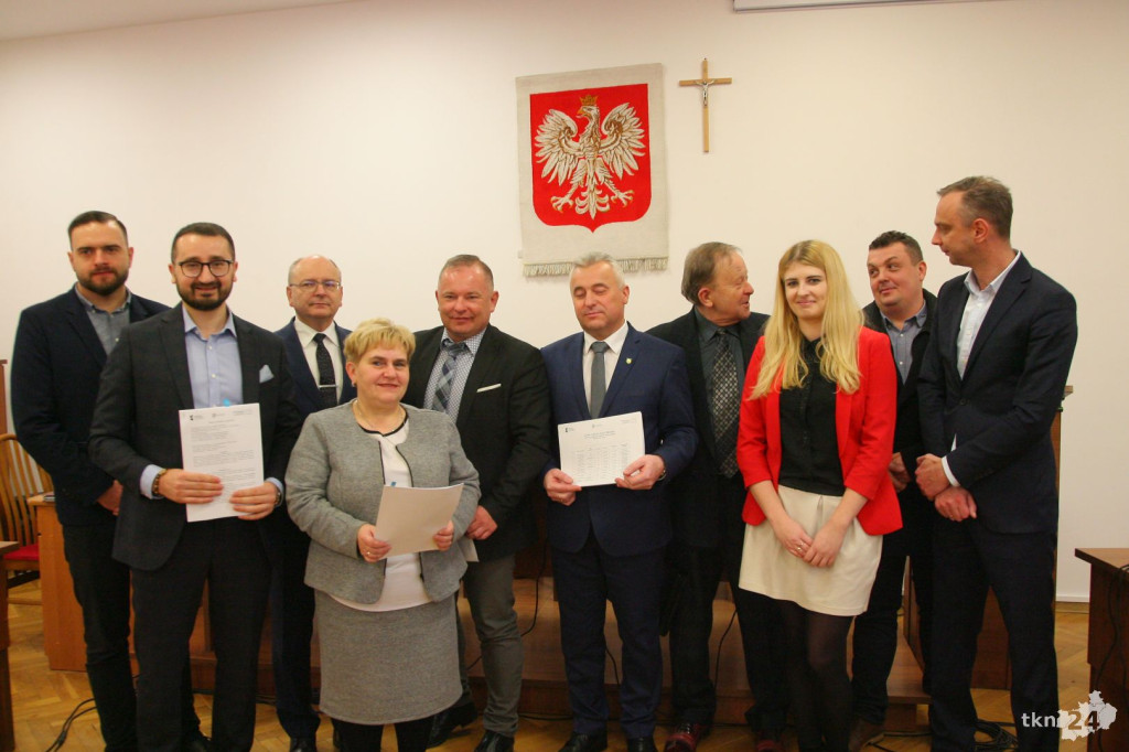 Podpisano umowę z wykonawcą instalacji fotowoltaicznych! [wideo, zdjęcia]