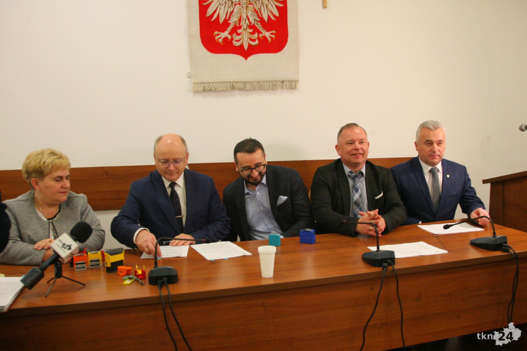 Podpisano umowę z wykonawcą instalacji fotowoltaicznych! [wideo, zdjęcia]
