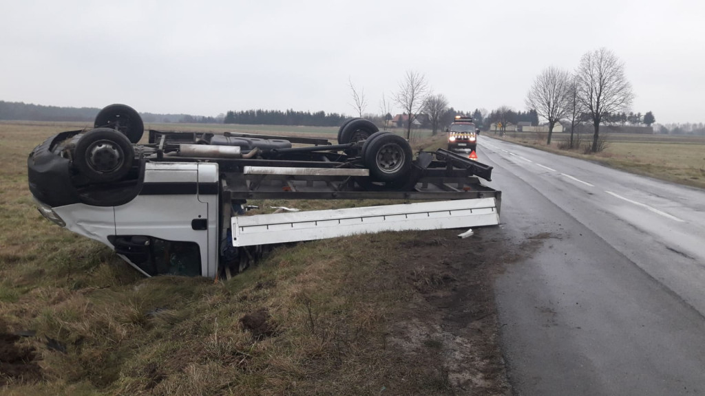 Bardzo ślisko na drogach! Seria zdarzeń w powiecie koneckim [zdjęcia]