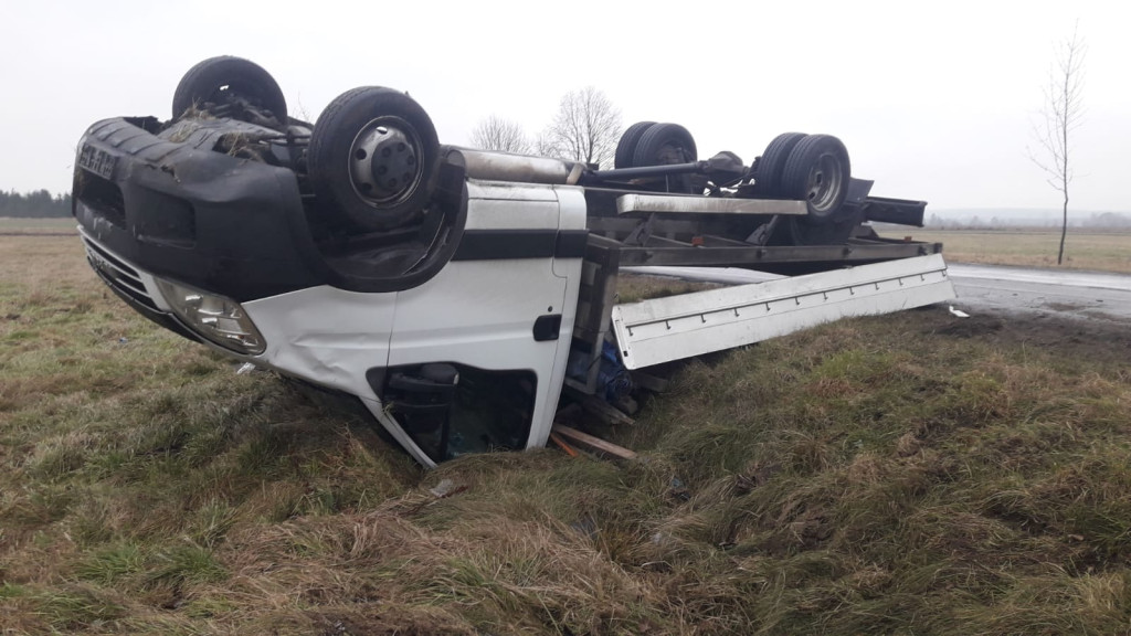 Bardzo ślisko na drogach! Seria zdarzeń w powiecie koneckim [zdjęcia]