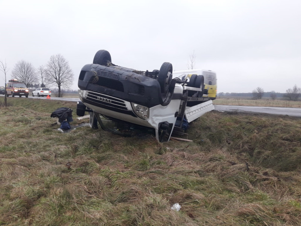 Bardzo ślisko na drogach! Seria zdarzeń w powiecie koneckim [zdjęcia]