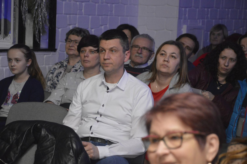 Debiuty uczniów Dominiki Wróbel na koncercie piosenek świątecznych w MGDK [wideo]