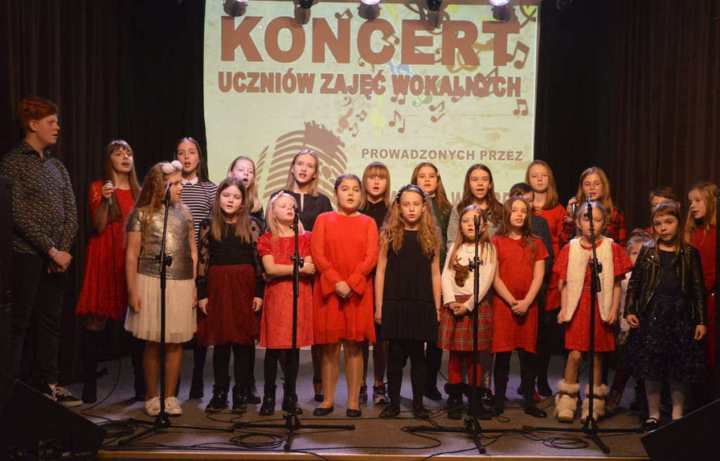Debiuty uczniów Dominiki Wróbel na koncercie piosenek świątecznych w MGDK [wideo]
