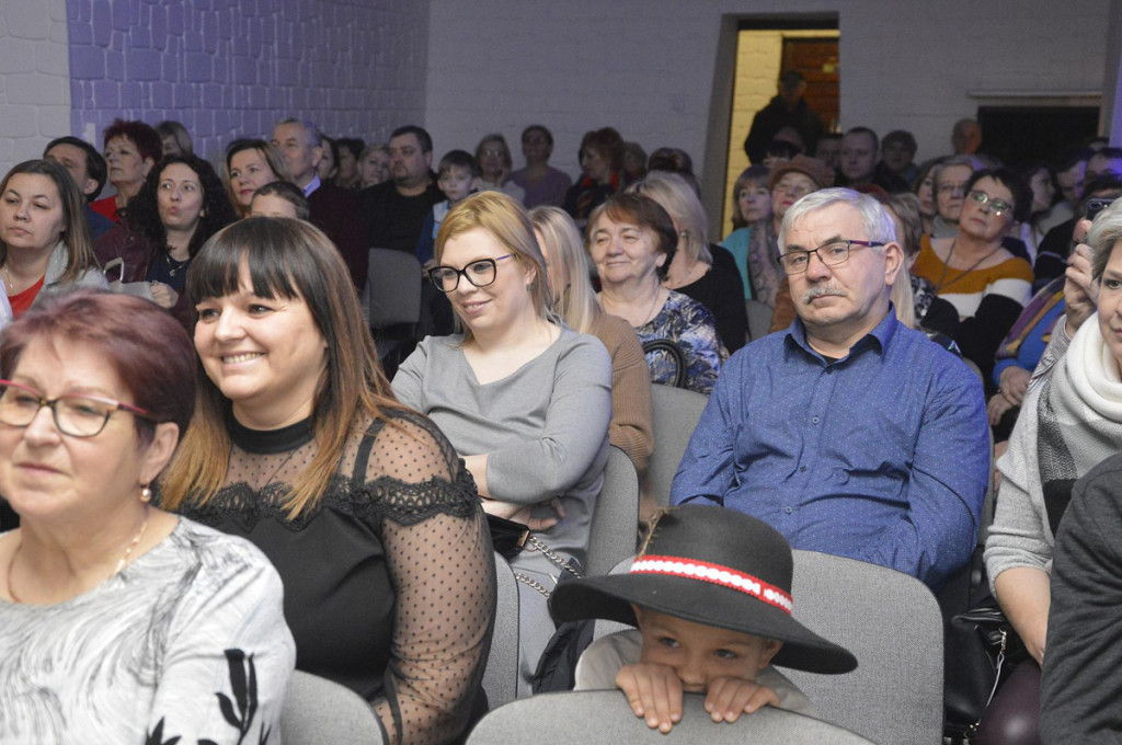 Debiuty uczniów Dominiki Wróbel na koncercie piosenek świątecznych w MGDK [wideo]