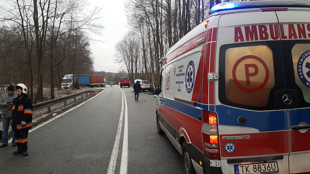 Zderzenie dwóch aut w Skórnicach. Jedna osoba trafiła do szpitala [zdjęcia]