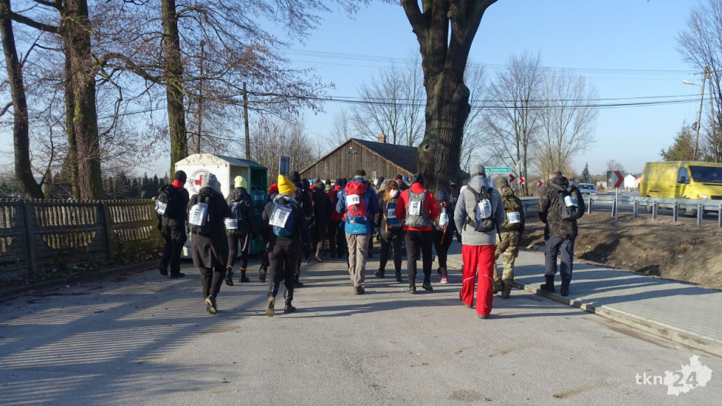 W mrozie maszerowali na 25 kilometrów. Mnóstwo uczestników rajdu [wideo, zdjęcia]
