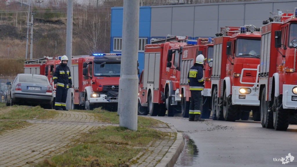 Pożar hali w Kornicy. Znana jest wstępna przyczyna? [WIDEO, zdjęcia]