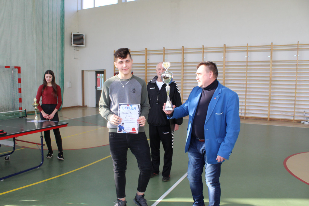 Grali w tenisa stołowego o Puchar Wójta [zdjęcia]