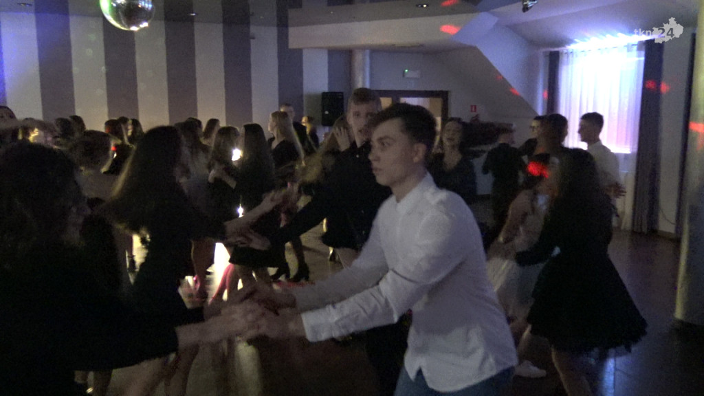 Konecka młodzież świetnie się bawiła na bezalkoholowym balu [wideo, zdjęcia]