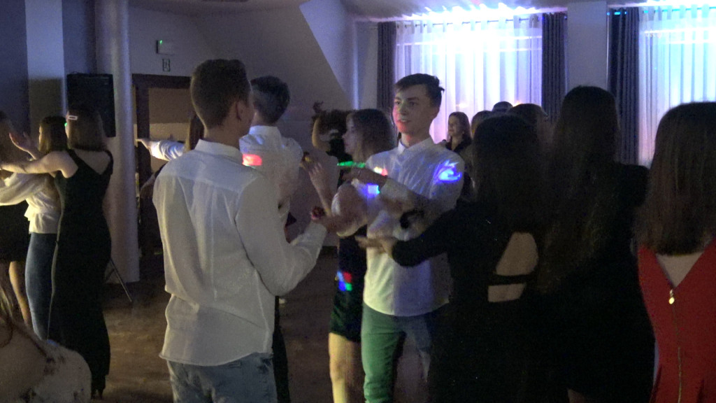Konecka młodzież świetnie się bawiła na bezalkoholowym balu [wideo, zdjęcia]