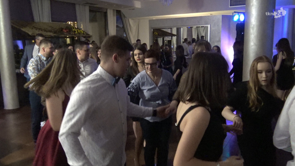 Konecka młodzież świetnie się bawiła na bezalkoholowym balu [wideo, zdjęcia]
