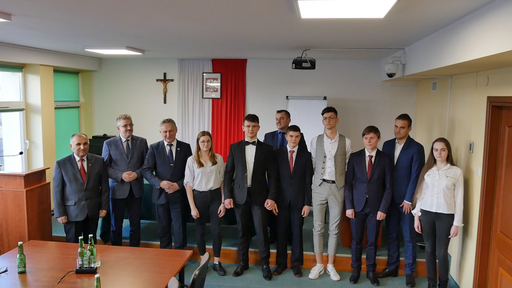 Najzdolniejsi uczniowie w powiecie otrzymali stypendia [wideo, zdjęcia]