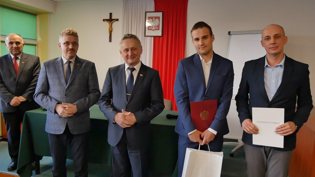Najzdolniejsi uczniowie w powiecie otrzymali stypendia [wideo, zdjęcia]
