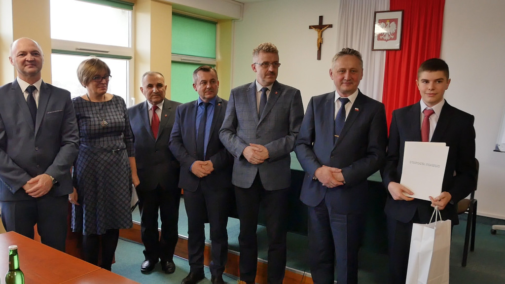 Najzdolniejsi uczniowie w powiecie otrzymali stypendia [wideo, zdjęcia]