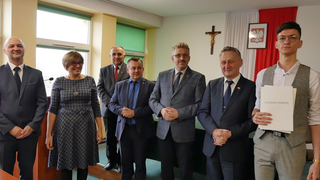 Najzdolniejsi uczniowie w powiecie otrzymali stypendia [wideo, zdjęcia]