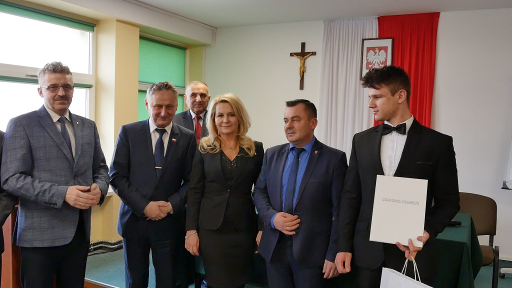 Najzdolniejsi uczniowie w powiecie otrzymali stypendia [wideo, zdjęcia]