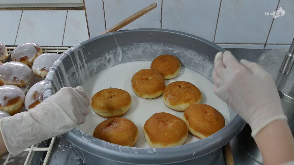 Na tłusty czwartek pączki od Waligórskich. A jak powstają? [wideo, zdjęcia]