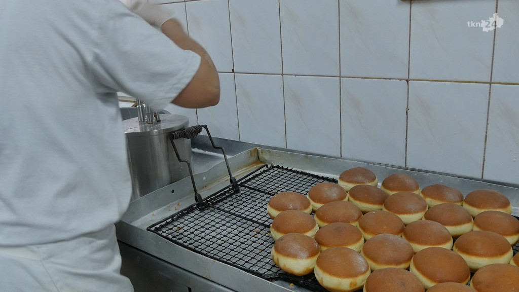 Na tłusty czwartek pączki od Waligórskich. A jak powstają? [wideo, zdjęcia]