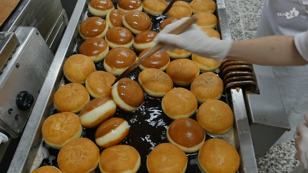 Na tłusty czwartek pączki od Waligórskich. A jak powstają? [wideo, zdjęcia]