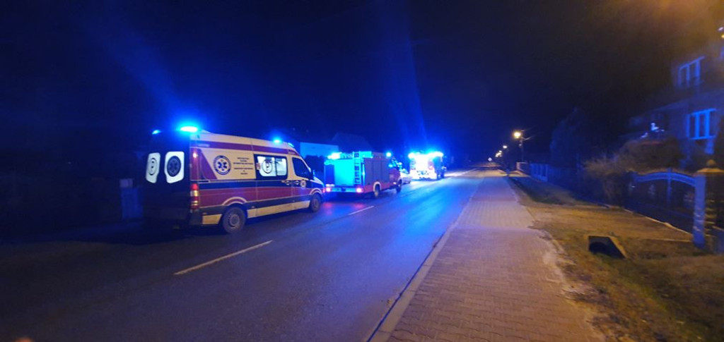Nocne dachowanie corsy w Radoszycach [zdjęcia]