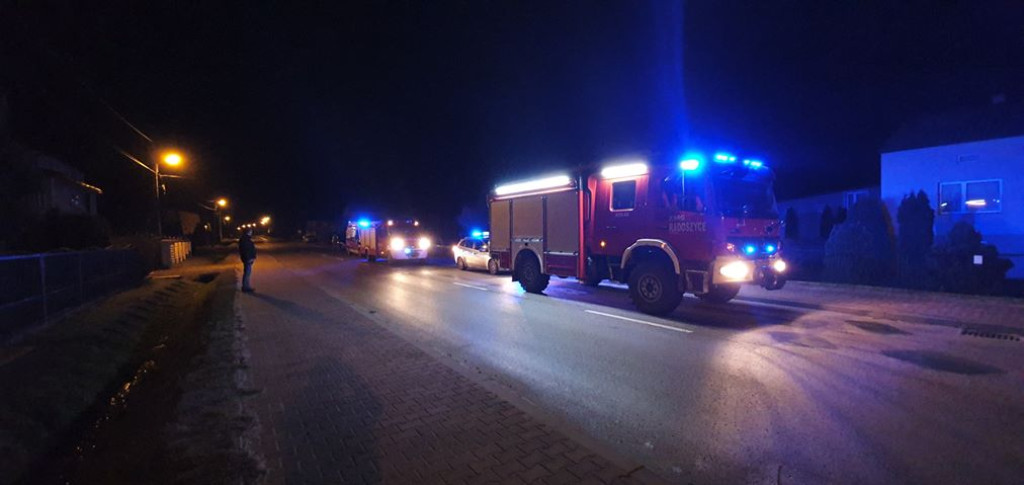 Nocne dachowanie corsy w Radoszycach [zdjęcia]