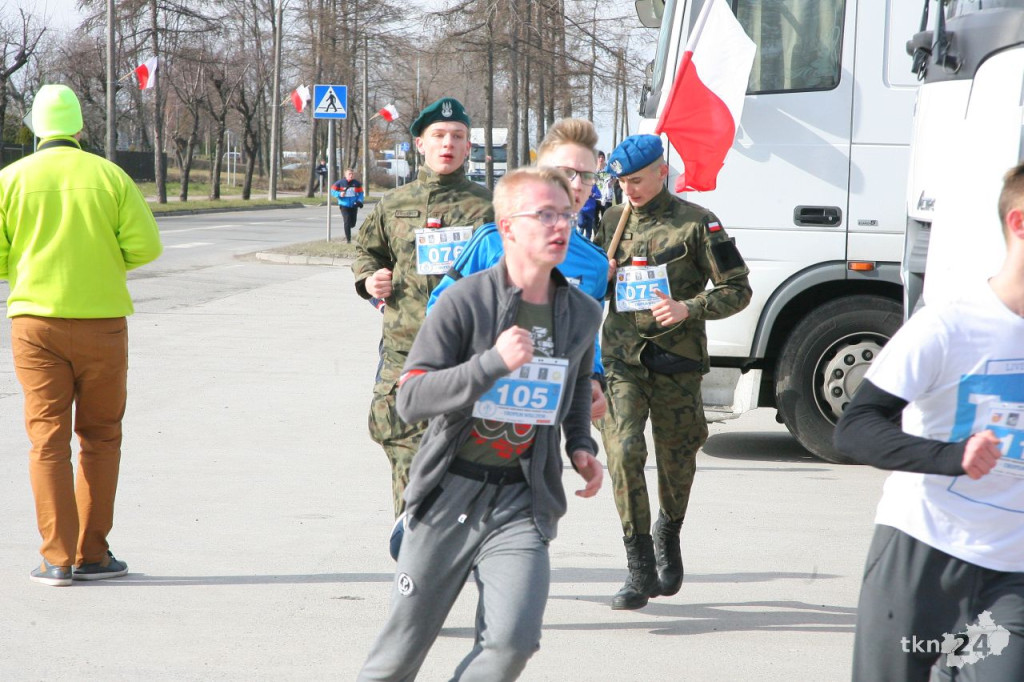 Około 500 osób na starcie Powiatowego Marszobiegu Pamięci Żołnierzy Wyklętych [wideo, zdjęcia]
