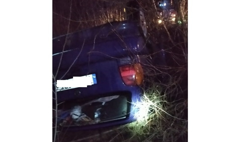 Stąporków: Dachował i oddalił się z miejsca zdarzenia [zdjęcia]