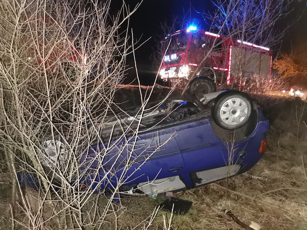 Stąporków: Dachował i oddalił się z miejsca zdarzenia [zdjęcia]