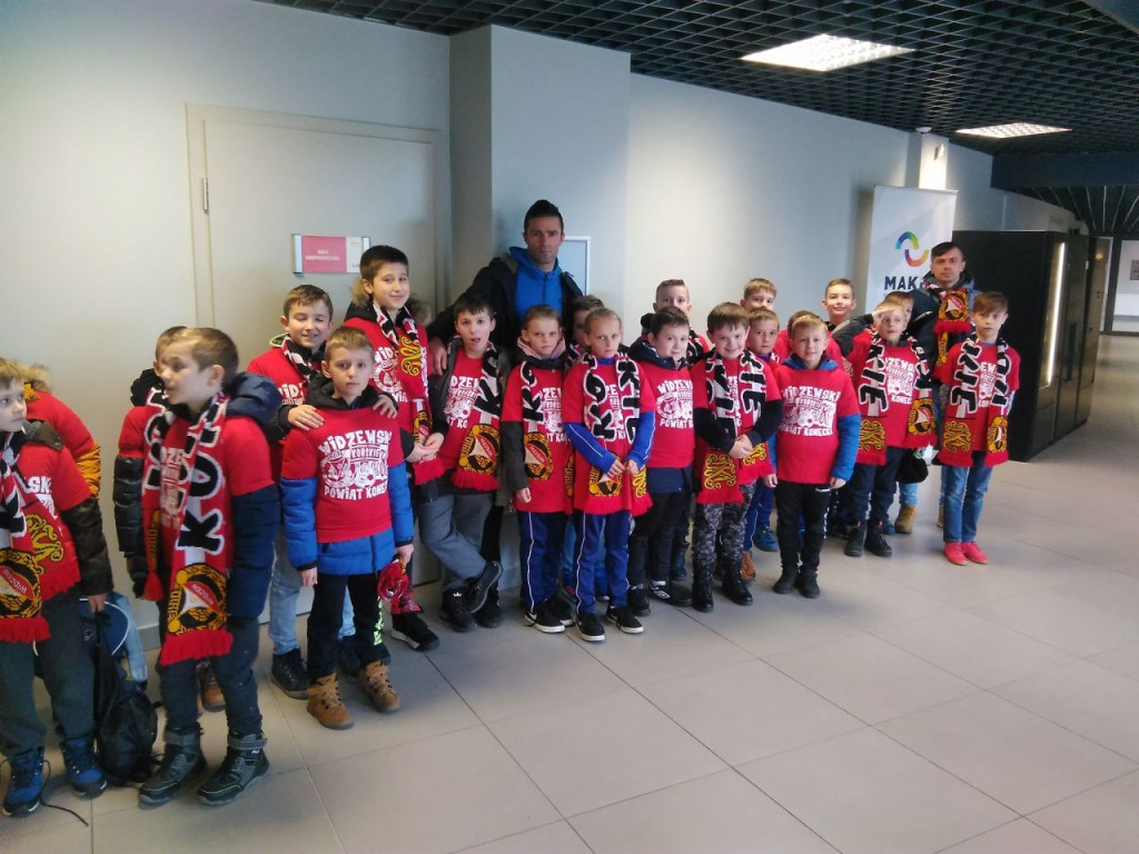 Koneccy fani Widzewa Łódź zabrali dzieci z powiatu na mecz [zdjęcia]